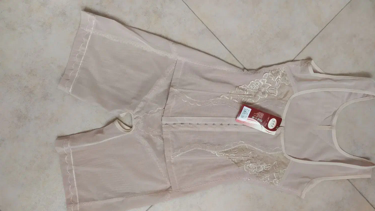 گن یکسره|لباس|تهران, دبستان|دیوار