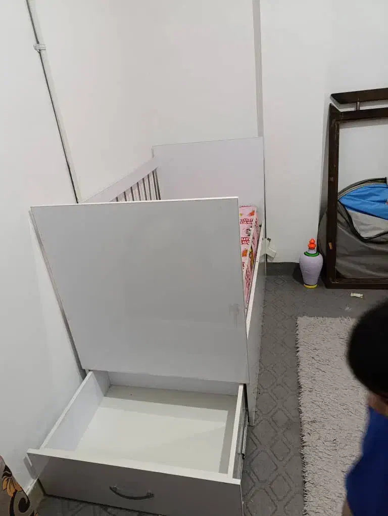 تخت نوزادی و کودکی|تخت و صندلی بچه|خرم‌آباد, |دیوار