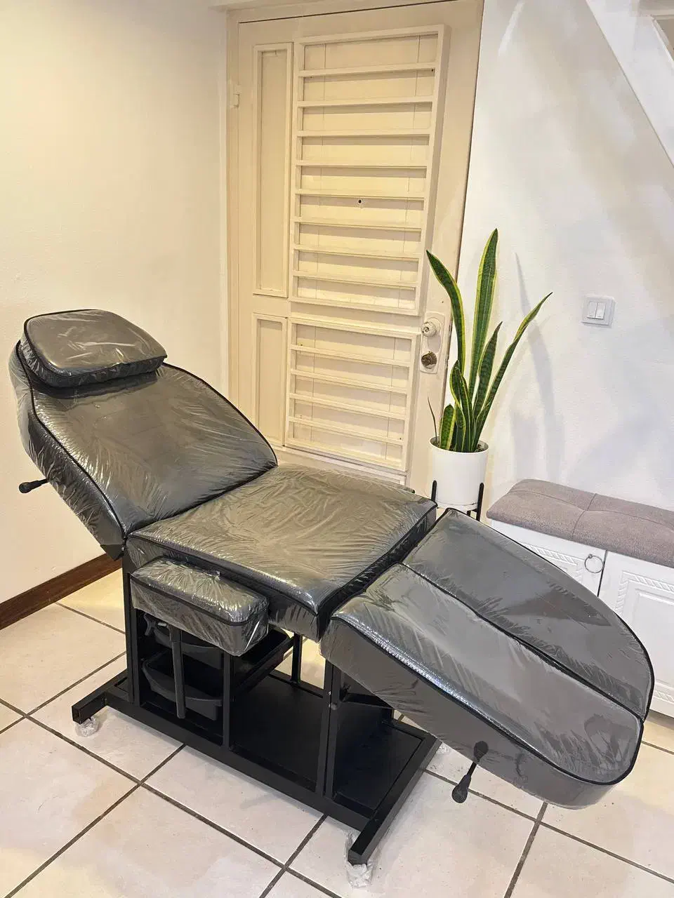 تخت ۴ شکن، سرشور آرایشگاهی، آینه کنبدی چوبی با نور|آرایشگاه و سالن‌های زیبایی|کیش, |دیوار