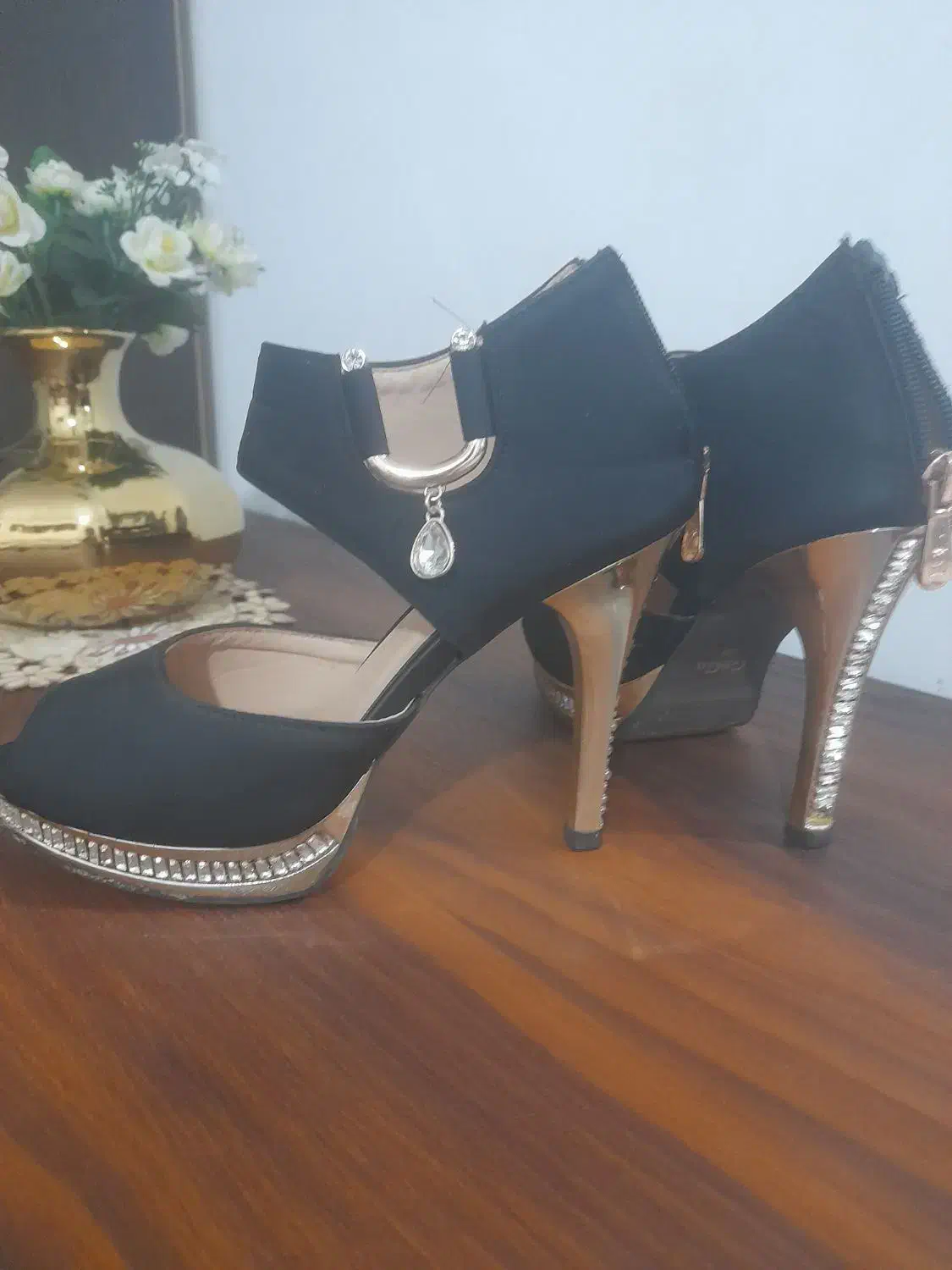 کفش مجلسی|کیف، کفش، کمربند|صحنه, |دیوار