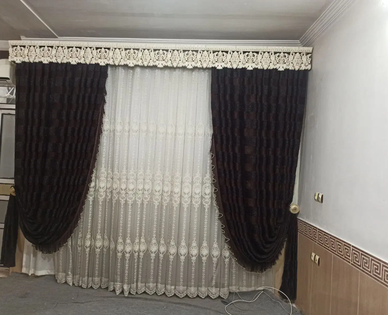 پرده به همراه والان و کتیبه|پرده، رانر، رومیزی|میانه, |دیوار