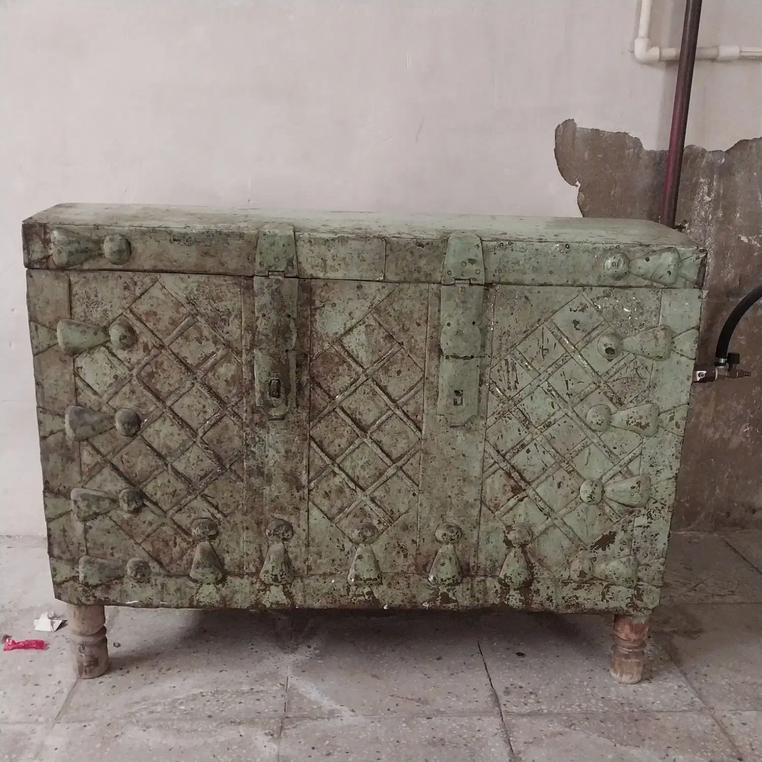 صندوقچه قدیمی|کلکسیون اشیاء عتیقه|بروجرد, |دیوار