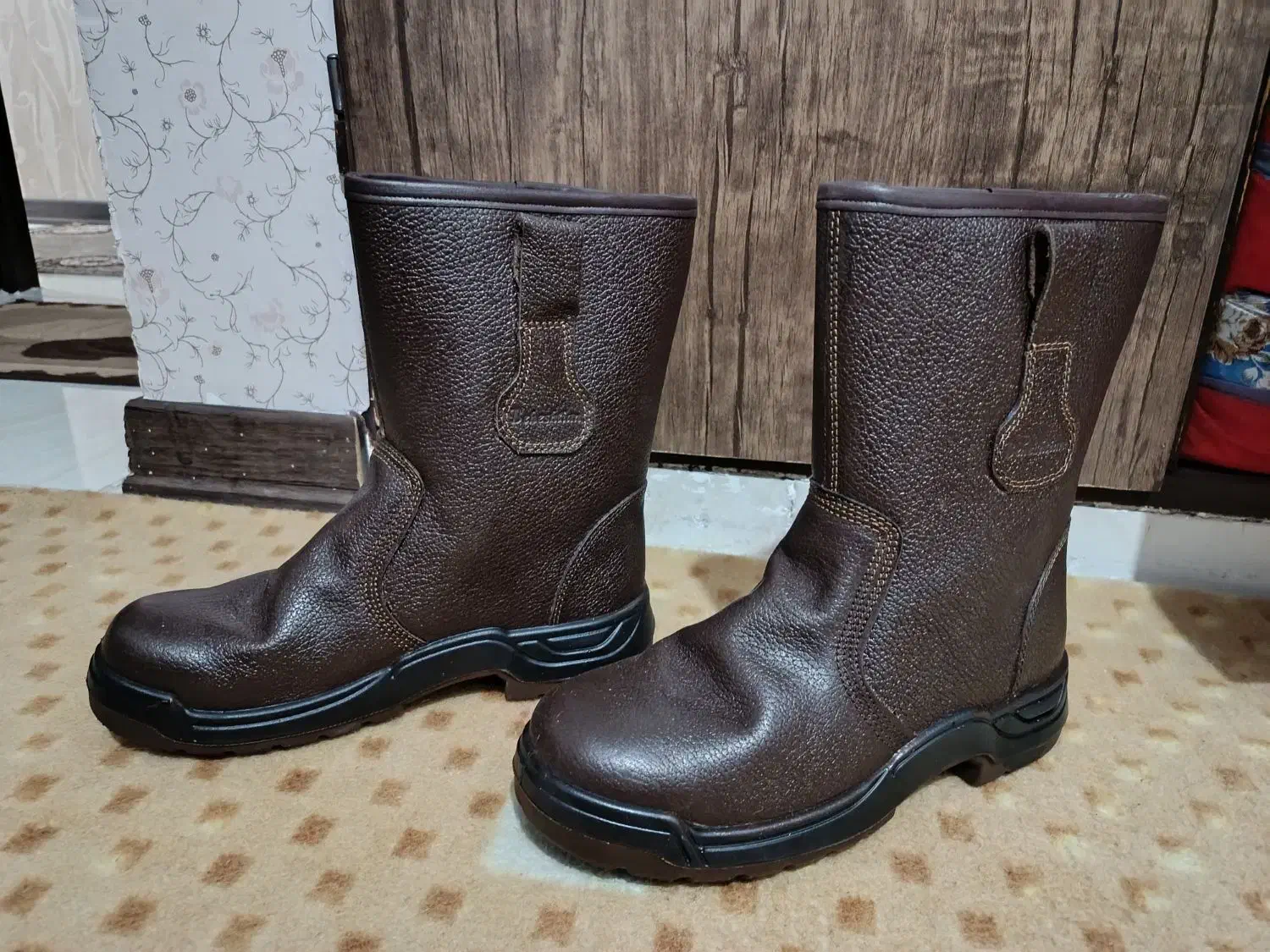 پوتین بهشتیان شماره ۴۳|کیف، کفش، کمربند|شیراز, فرگاز|دیوار