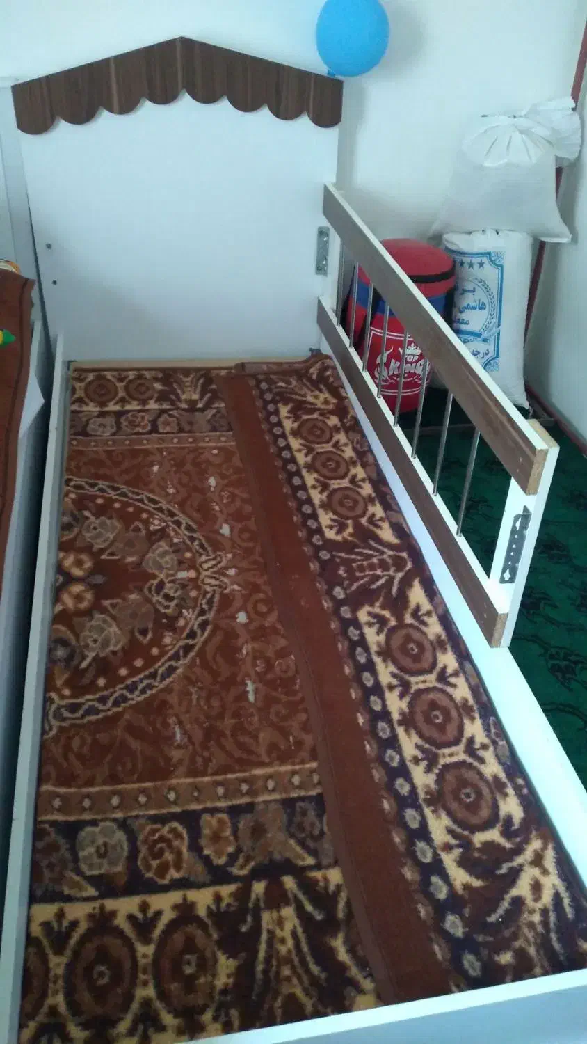 تخت کودک تا5سال خیلی تمیز|تخت و سرویس خواب|مراغه, |دیوار