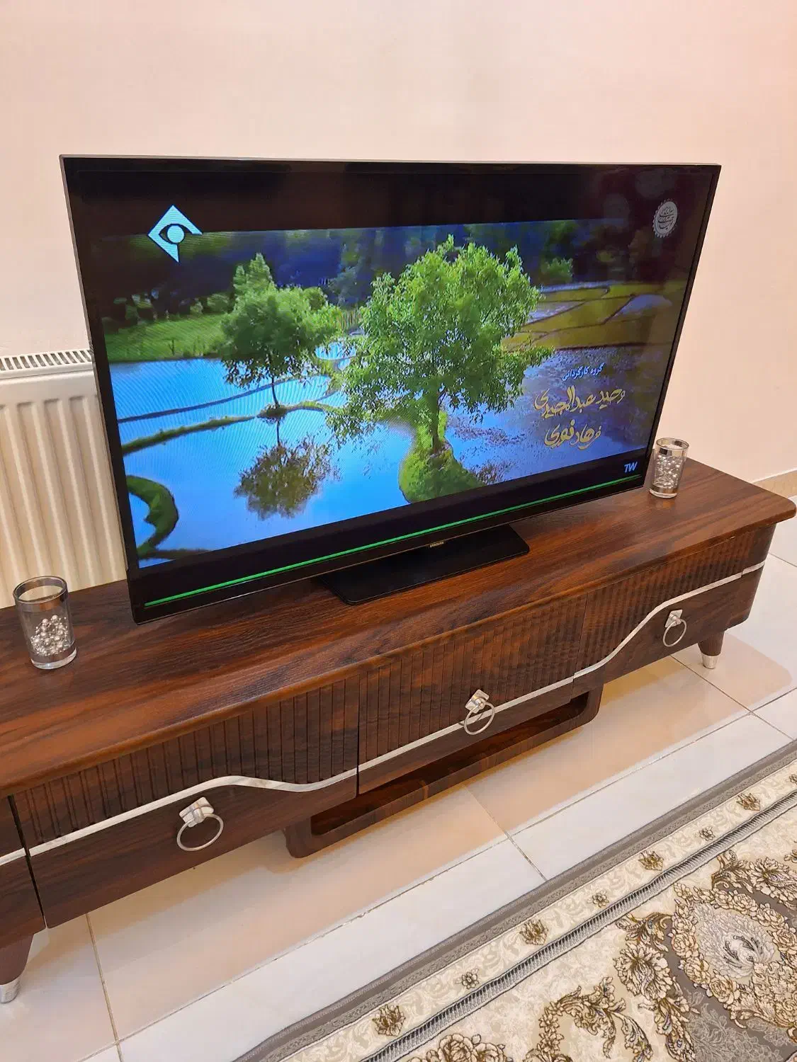 تلویزیون سامسونگ ۴۰ اینچ و میز تلویزیون|تلویزیون و پروژکتور|فردیس, شهرک شهید حسینی|دیوار