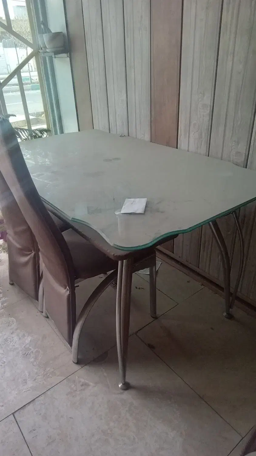 ۱۸ عدد صندلی|بندرخت و رخت‌آویز|یزد, |دیوار