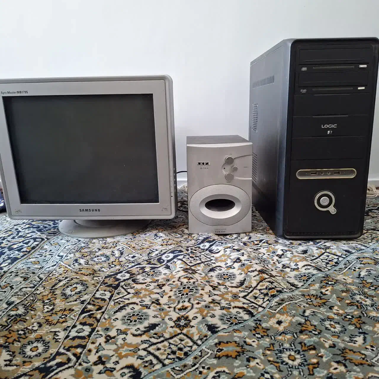 کامپیوتر به همراه کیس و باند|رایانه رومیزی|فردیس, فردیس|دیوار