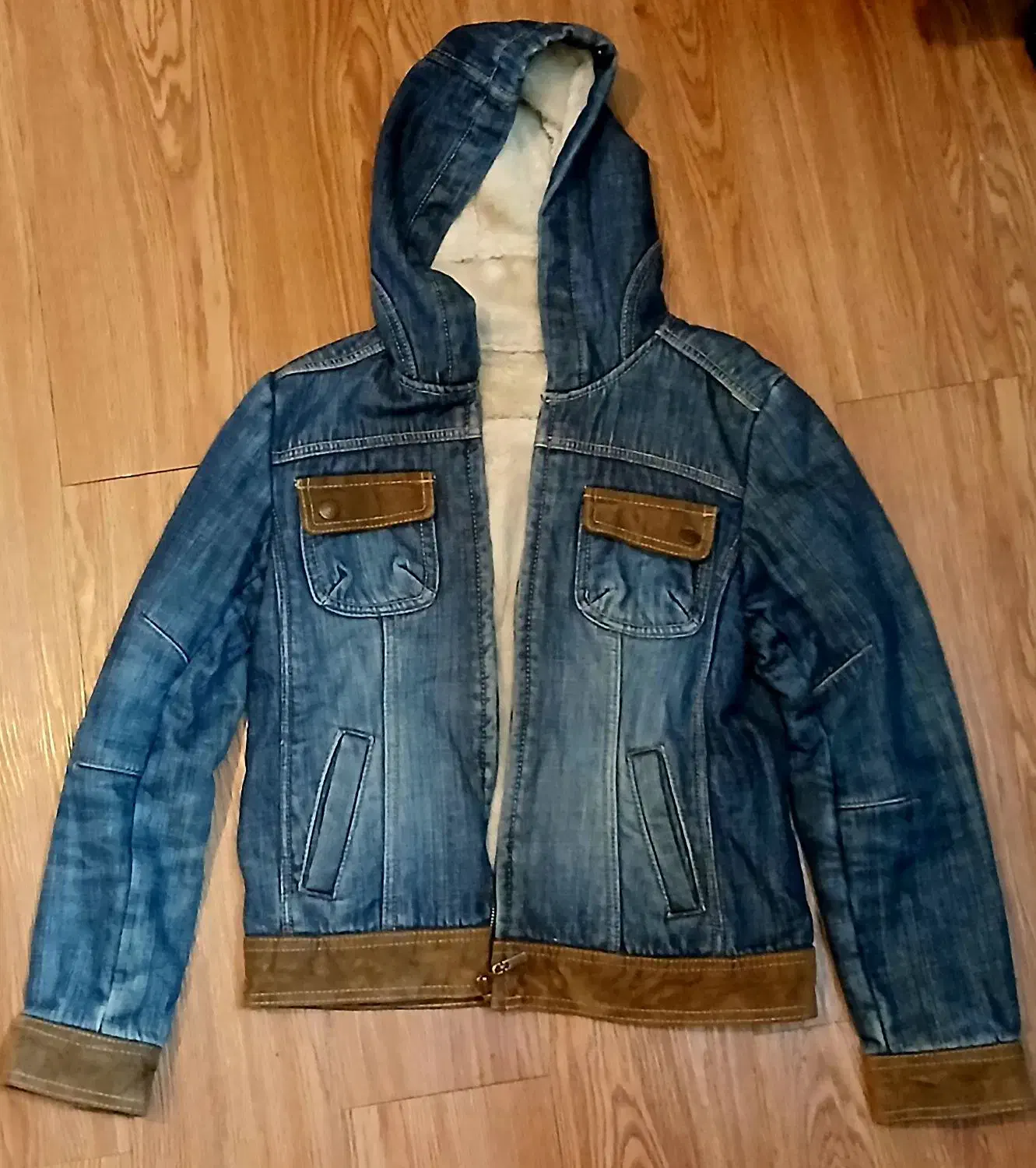 لباس زنانه|لباس|مشهد, تربیت (صدف)|دیوار