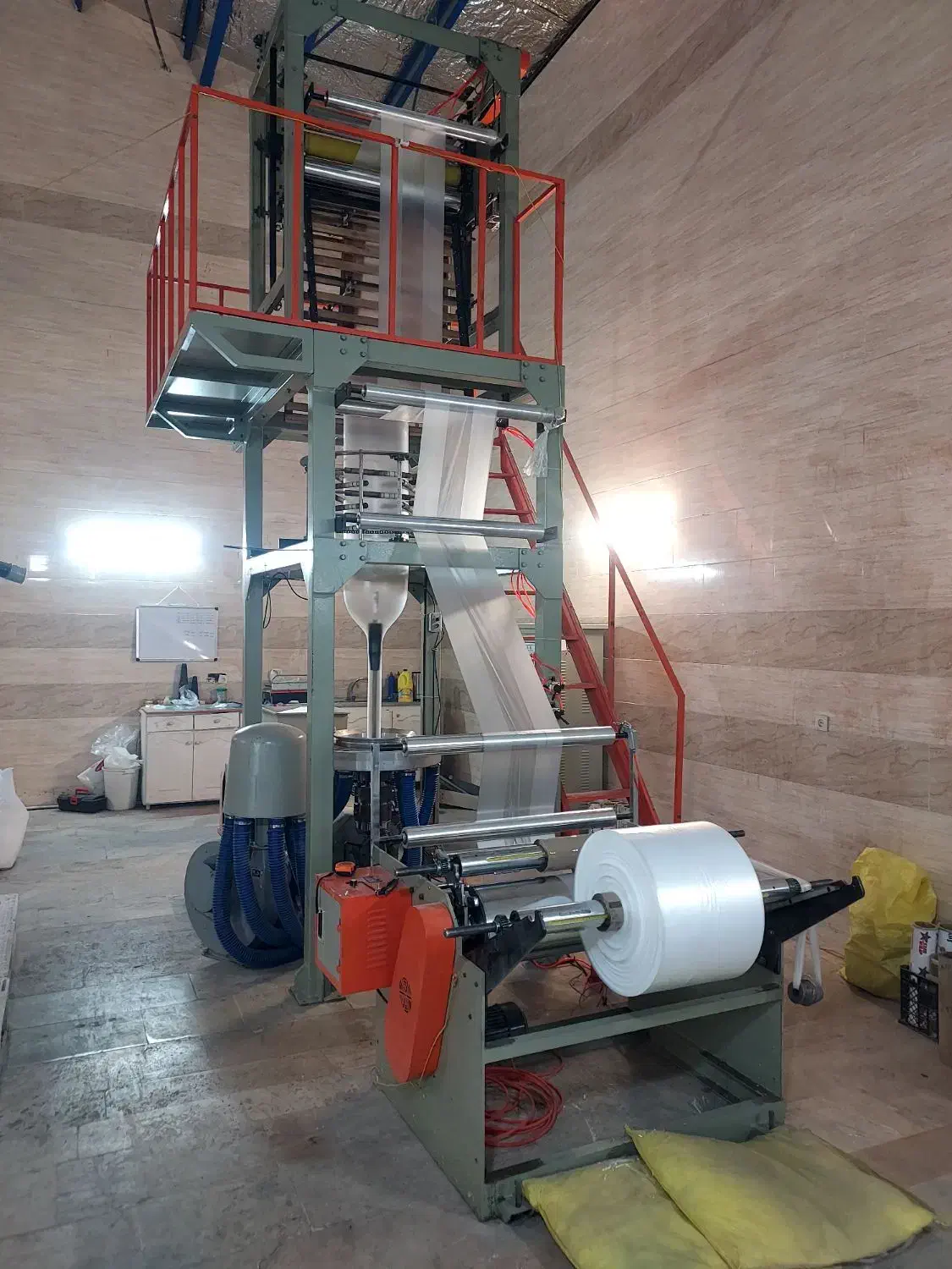 تولید و پخش انواع نایلکس رکابی و زباله|عمدهفروشی|قم, کوه سفید|دیوار