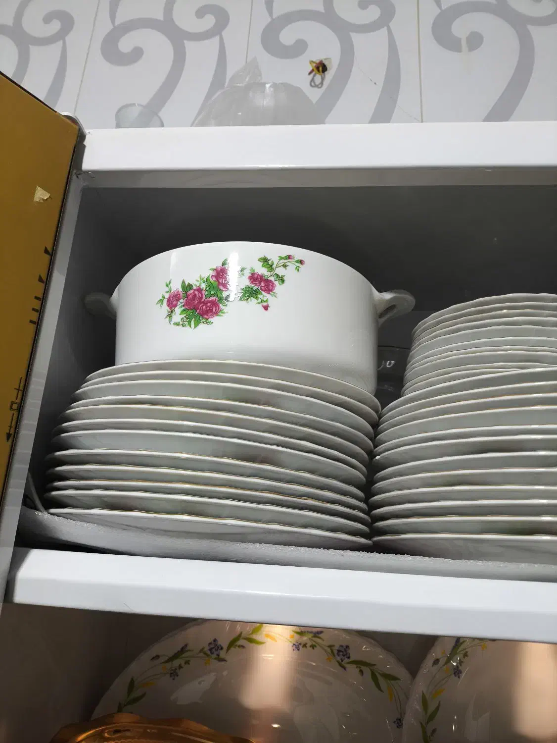 چینی گل سرخی لب طلایی زرین|ظروف سرو و پذیرایی|باغ بهادران, |دیوار