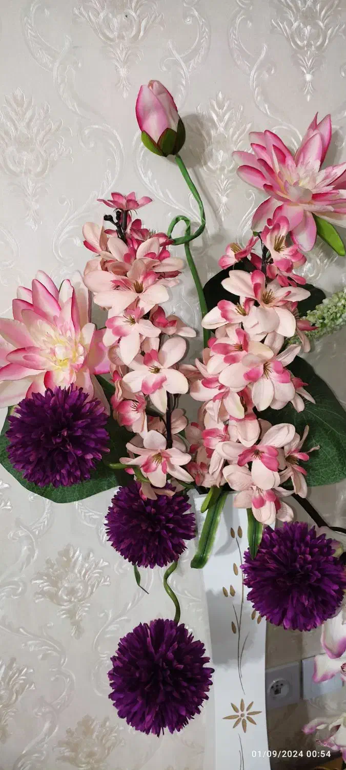 گلدان ایستاده چوبی پر از گل های شیک|گل مصنوعی|تبریز, |دیوار