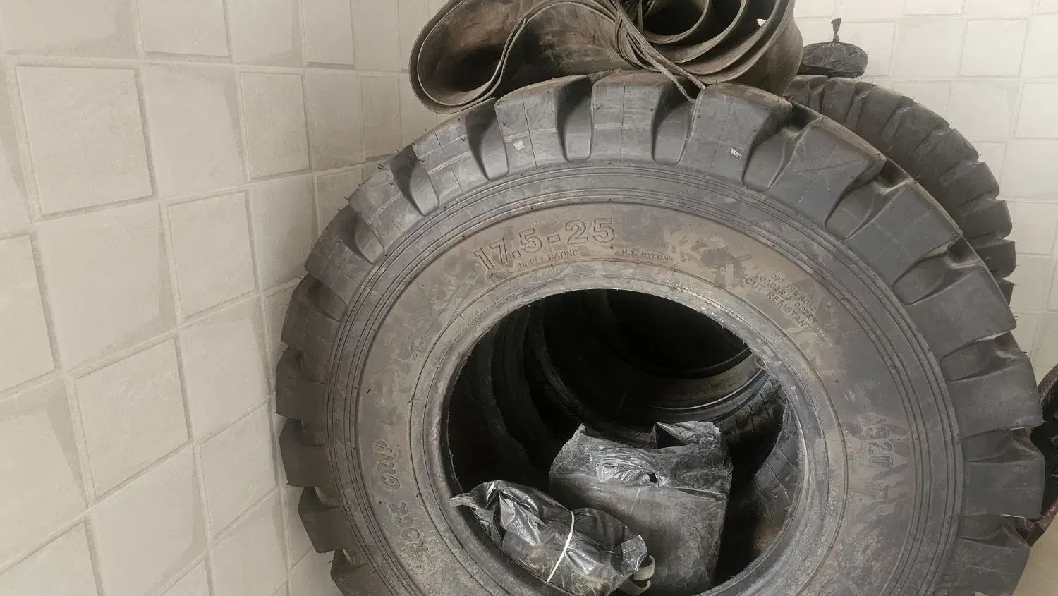 لاستیک|خودرو سنگین|مهریز, |دیوار