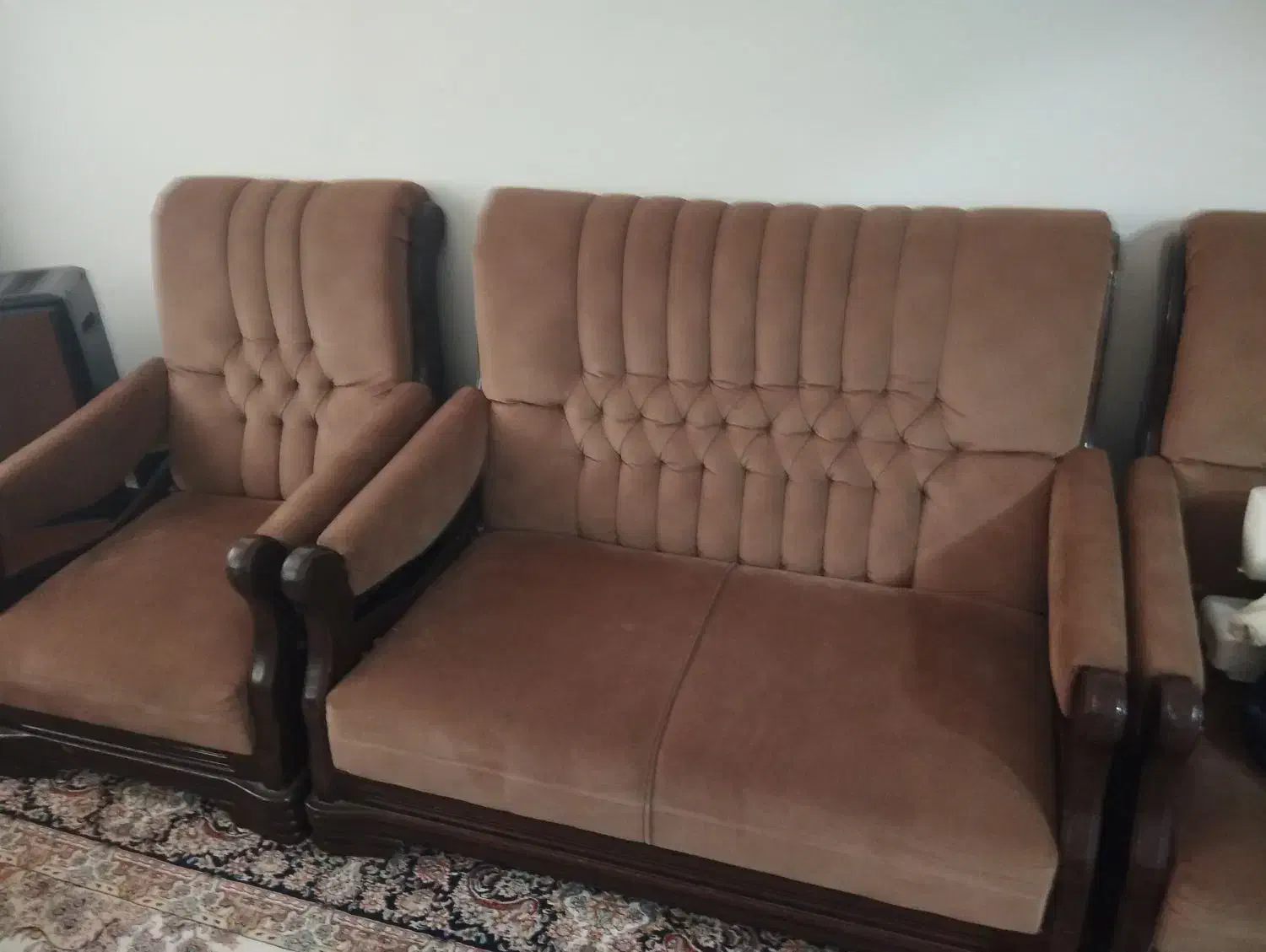 مبلمان ۹نفره تمیز همراه میز جلو مبلی|مبلمان خانگی و میز عسلی|رشت, باهنر|دیوار