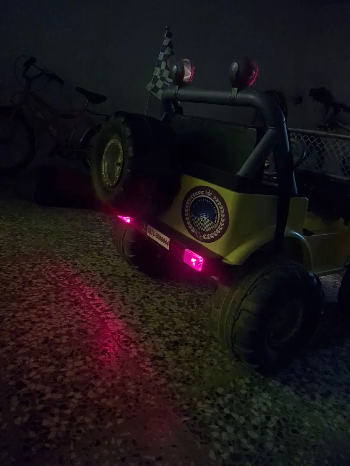 یک عدد ماشین برقی|اسباب‌بازی بچه|شاهرود, |دیوار