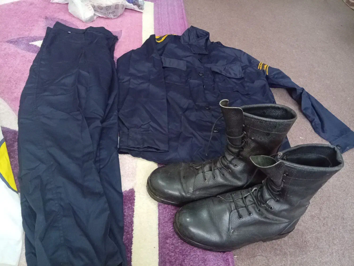 لباس و پوتین سربازی یگان حفاظت(زندان)|لباس|رشت, نظری|دیوار