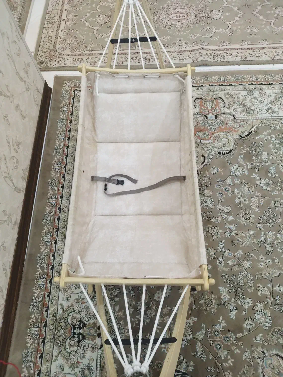 گهواره کنار مادری|تخت و صندلی بچه|فردیس, منظریه|دیوار