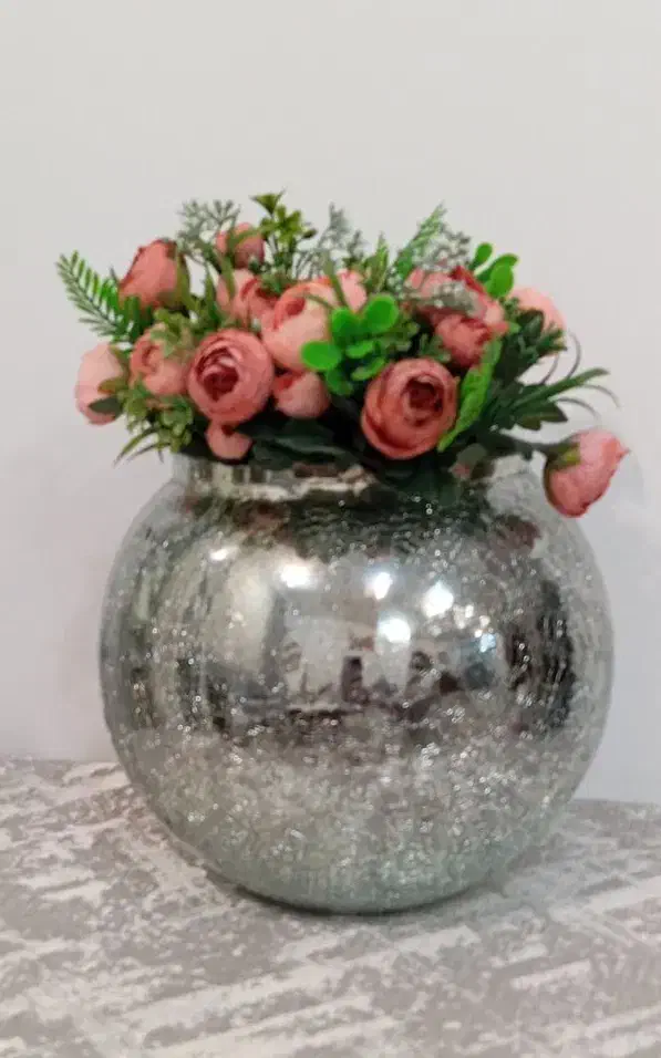 . گلدان با گل .|آینه|آباده, |دیوار