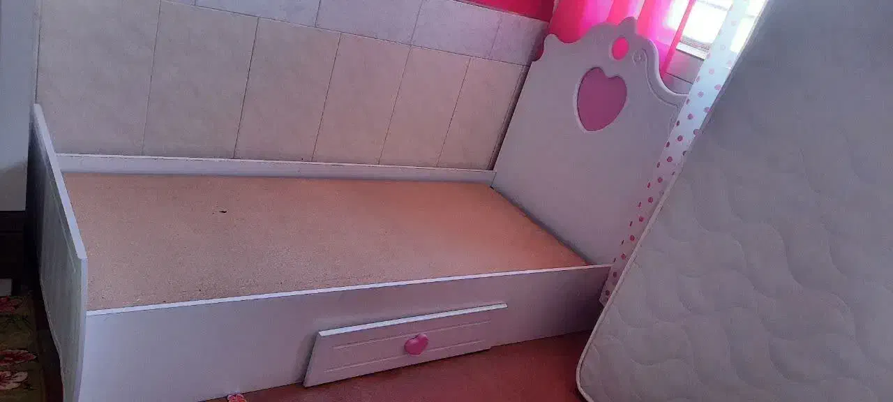 تخت یک نفره درحدنوتشک یکی کارکرده ویکی درحدنو|تشک تختخواب|خمین, |دیوار