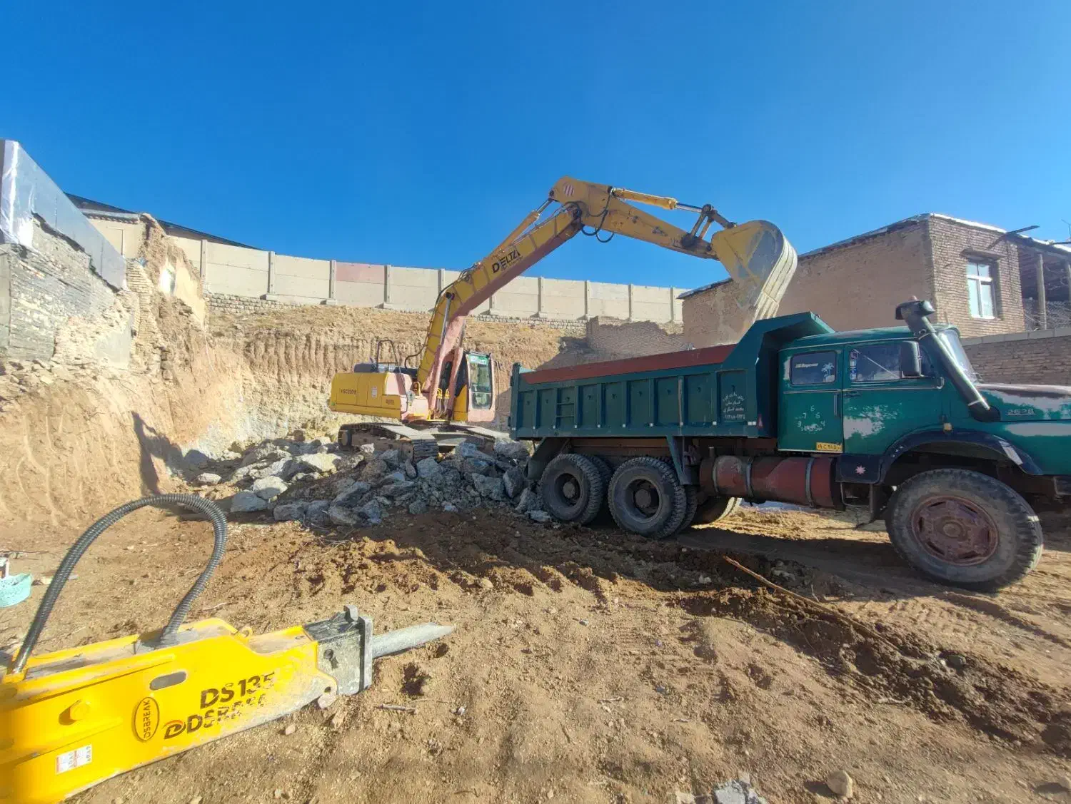 اجاره دهنده بیل مکانیکی و کمپرسی|خدمات حمل و نقل|شهرکرد, |دیوار