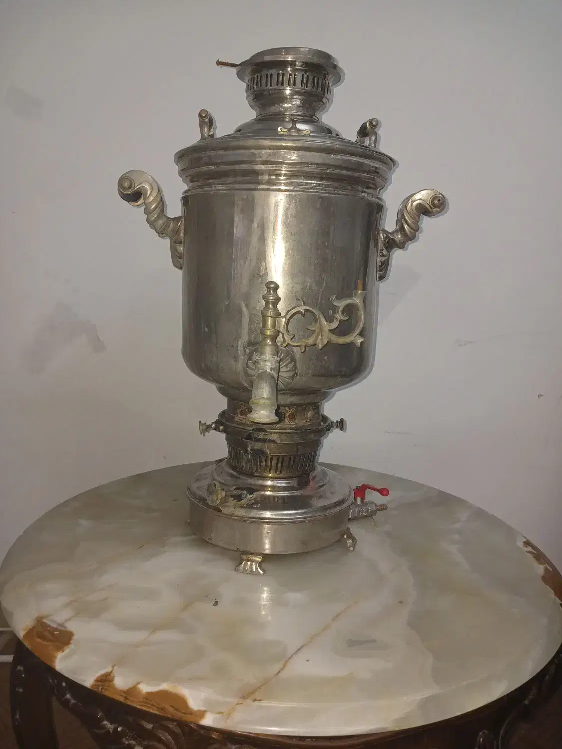 سماور بزرگ قدیمی|کلکسیون اشیاء عتیقه|یزد, |دیوار