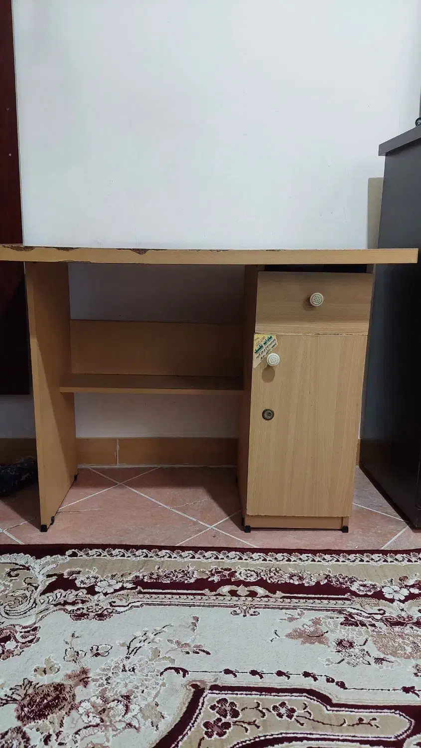 میز تحریر دست دوم ابعاد ۱۰۰ در ۵۵ (تمیز)|میز تحریر و کامپیوتر|رشت, گلزاران|دیوار