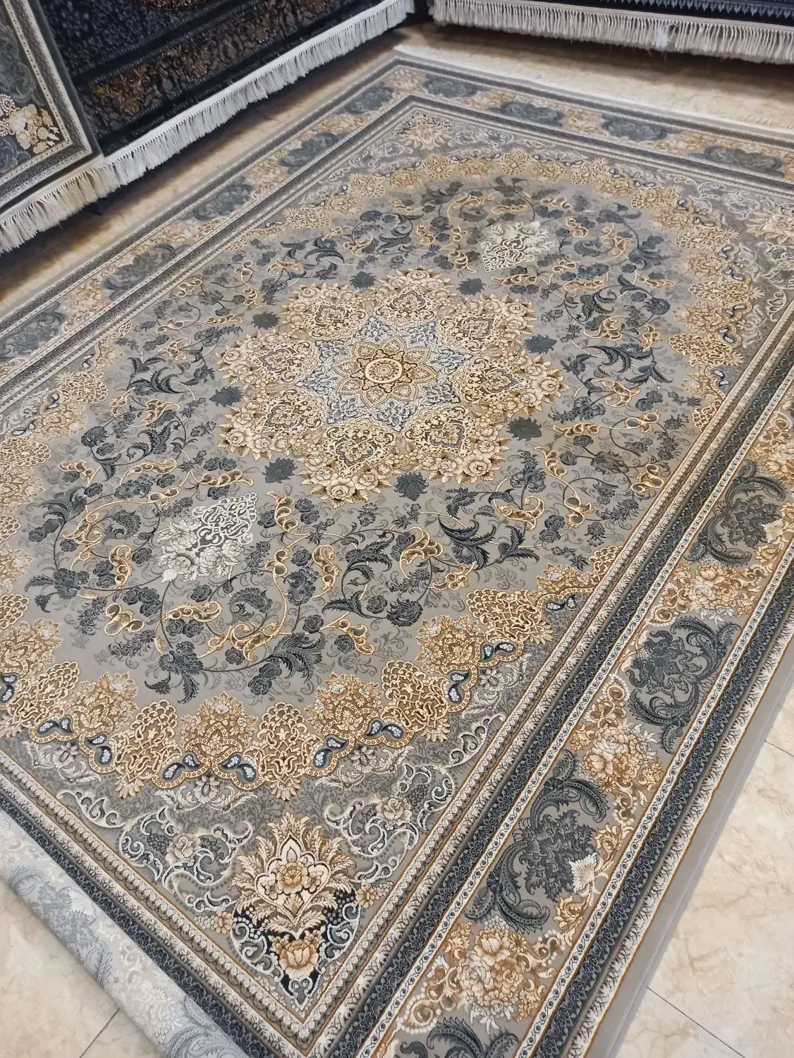 فرش ۷۰۰شانه گل برجسته|فرش|میاندوآب, |دیوار