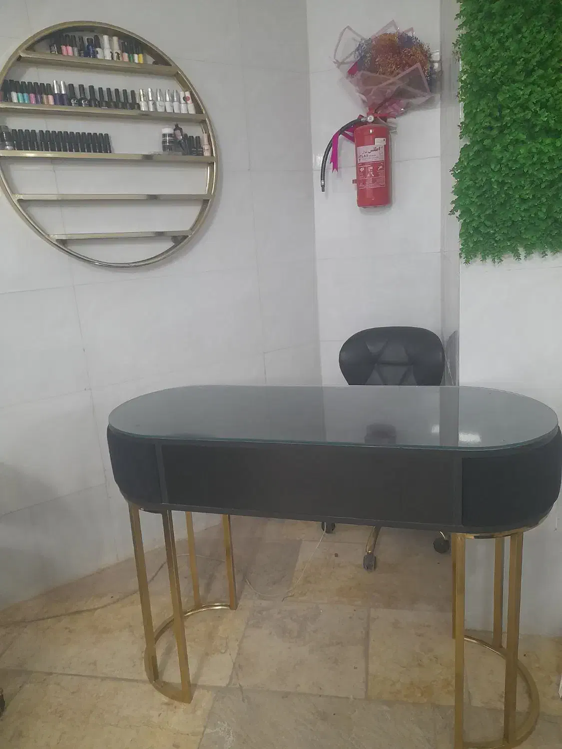 سرشور میز ناخن استند لاک صندلی اصلاح تخت پاکسازی|تخت و سرویس خواب|رشت, رشتیان|دیوار