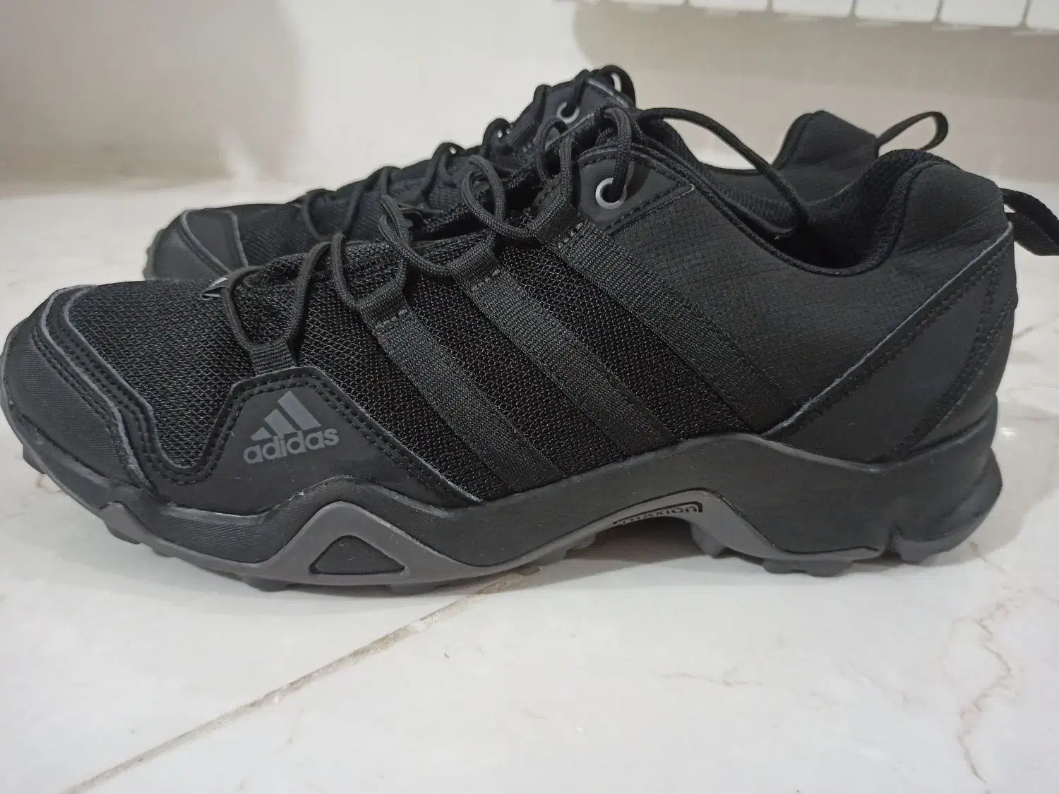 کتونی آدیداس|کیف، کفش، کمربند|ری, شهادت|دیوار