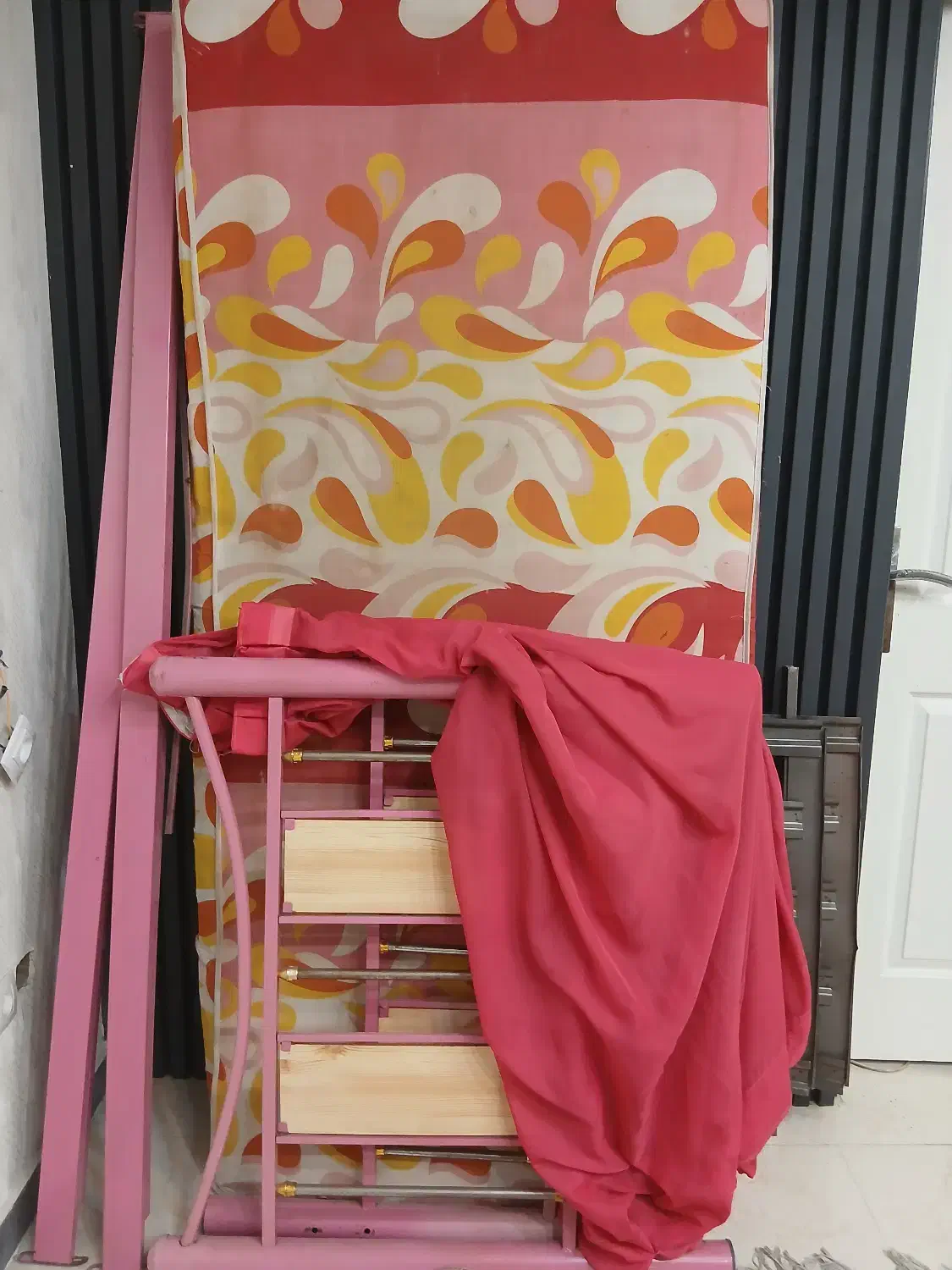 تخت فرفورژه یکنفره|تخت و سرویس خواب|رشت, کوی فرهنگیان|دیوار