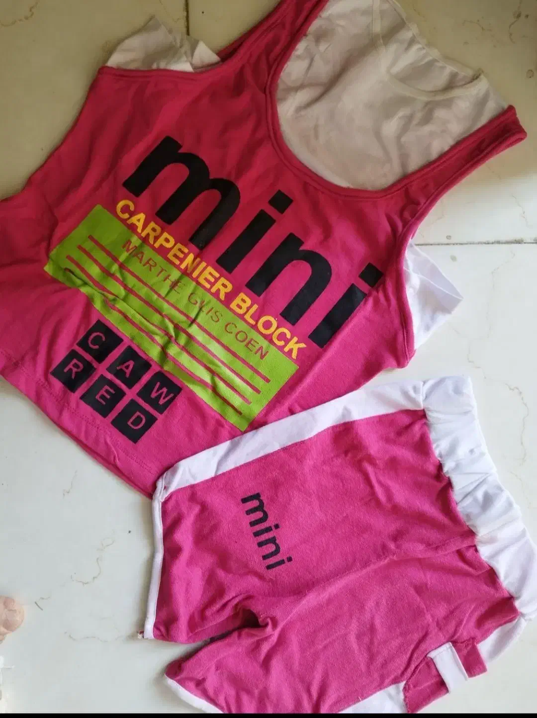 لباس ورزشی|لباس|هشتگرد, هشتگرد قدیم|دیوار