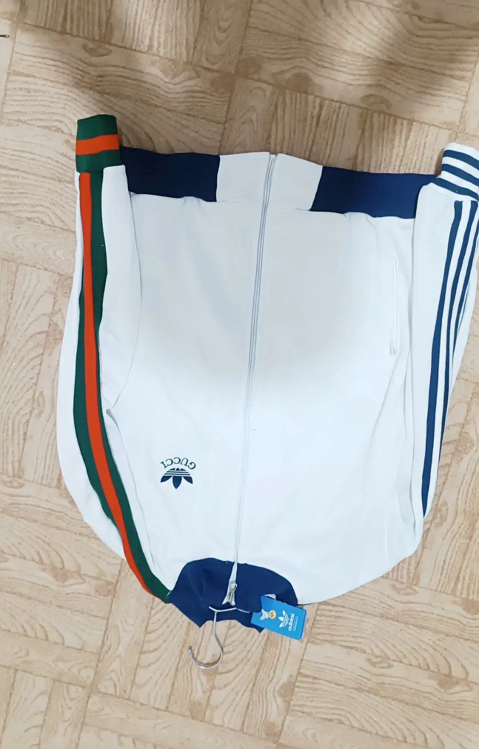 کاپشن|لباس|هشترود, |دیوار