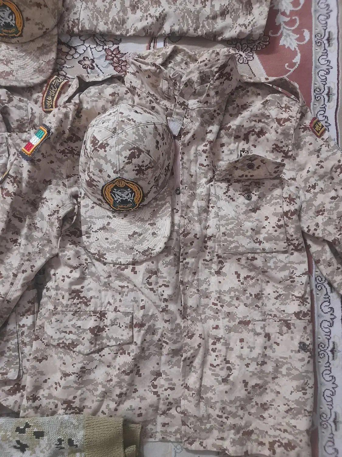 لباس ارتش ۲ دست لباس اورکت ژاکت کلاه‌ها سالم تمیز|لباس|سبزوار, قائم|دیوار