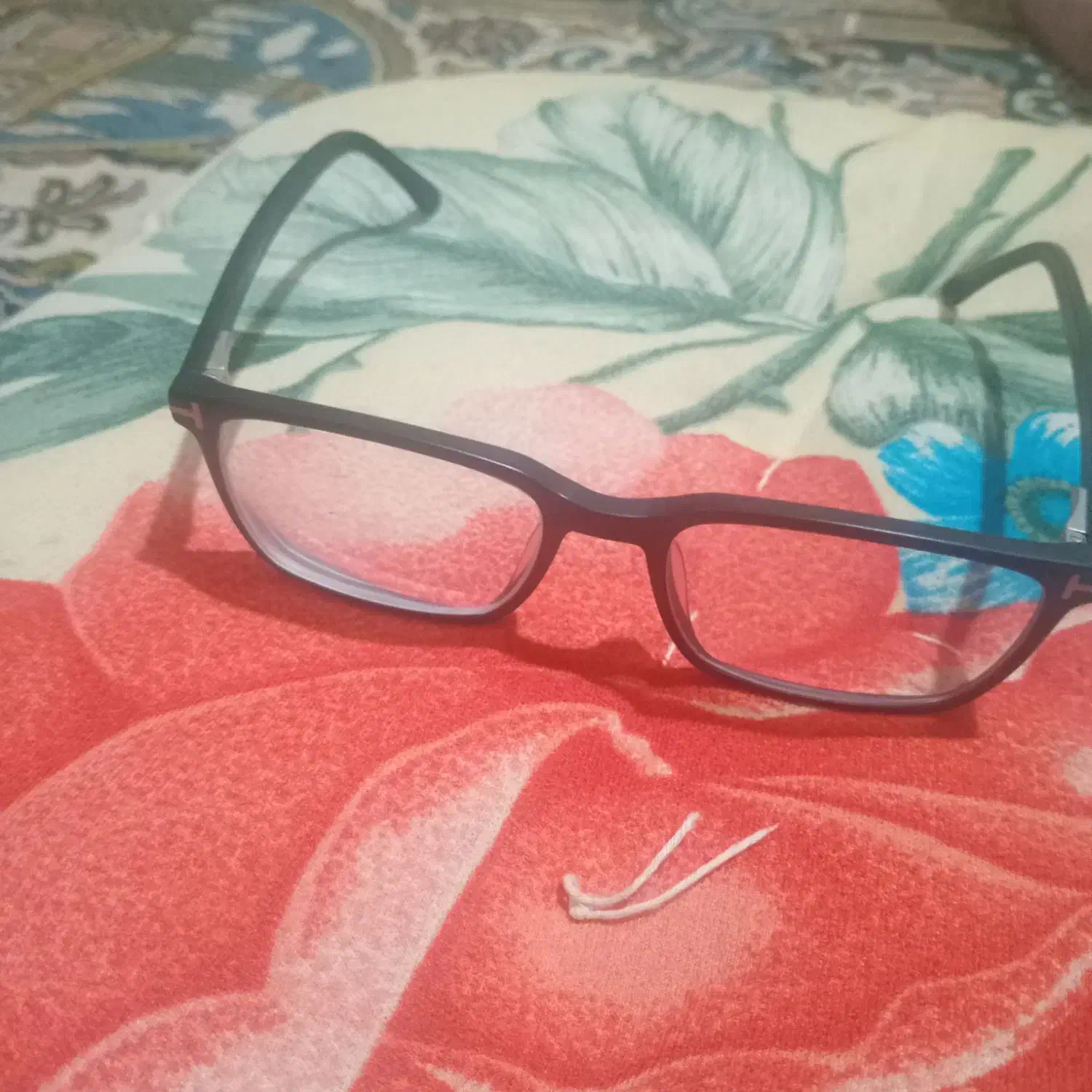 عینک گم شده|اشیا|جوین, |دیوار