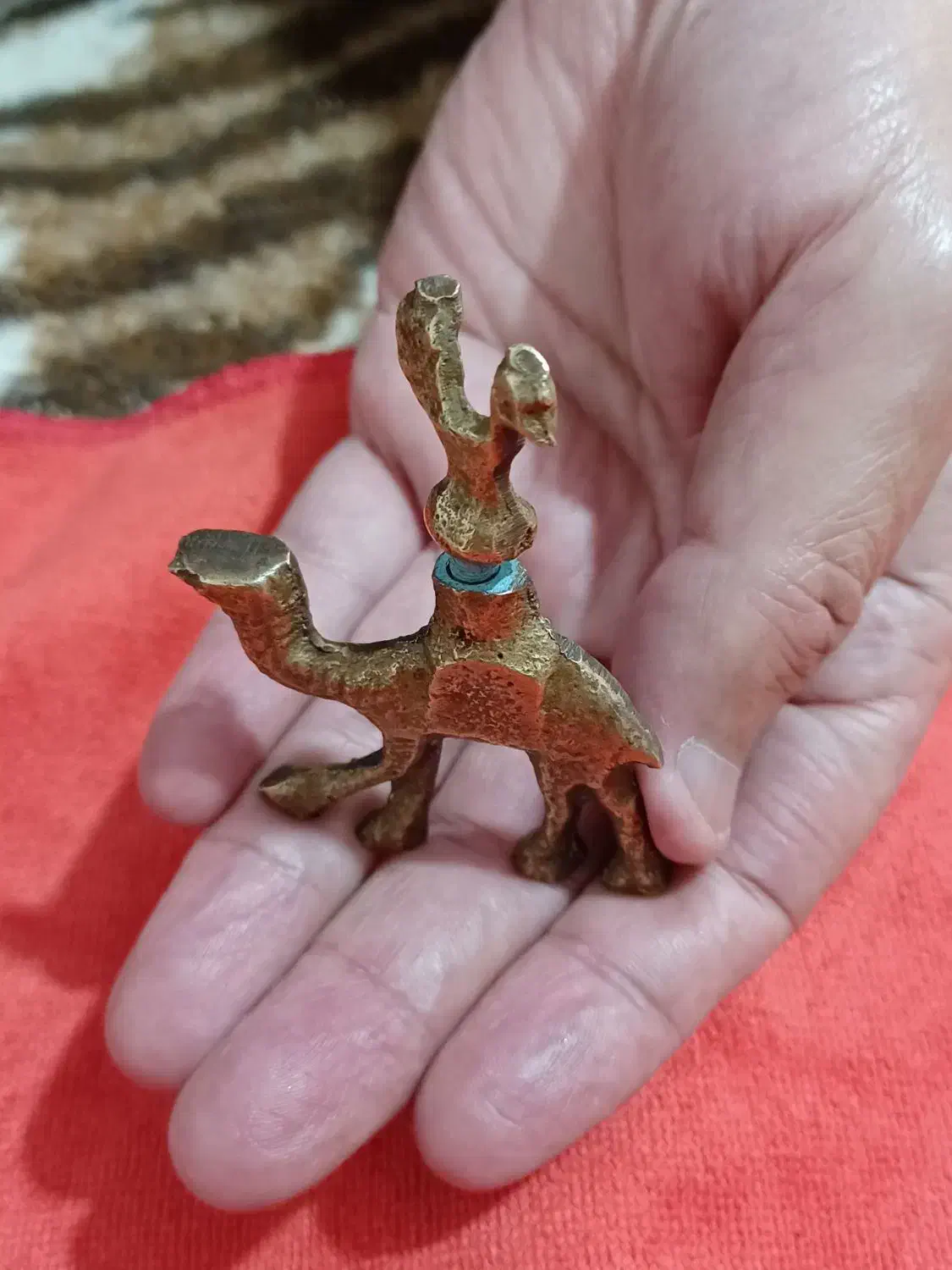 سرمه دان قدیمی برنجی دکوری با تصویر شتر وباسر خروس|کلکسیون اشیاء عتیقه|ارومیه, |دیوار