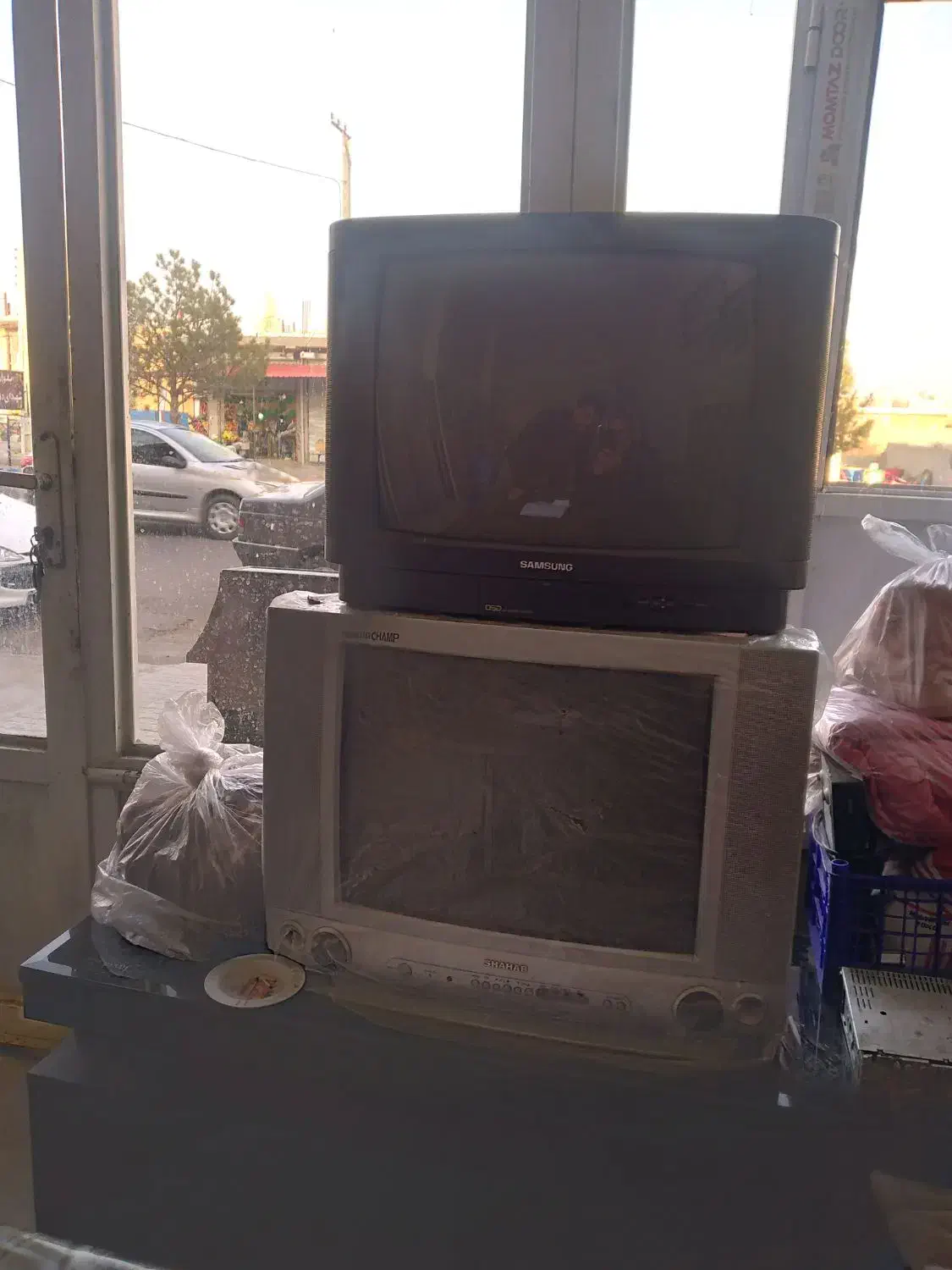 تلویزیون ۲۱ اینچ سالم|تلویزیون و پروژکتور|شاهین دژ, |دیوار