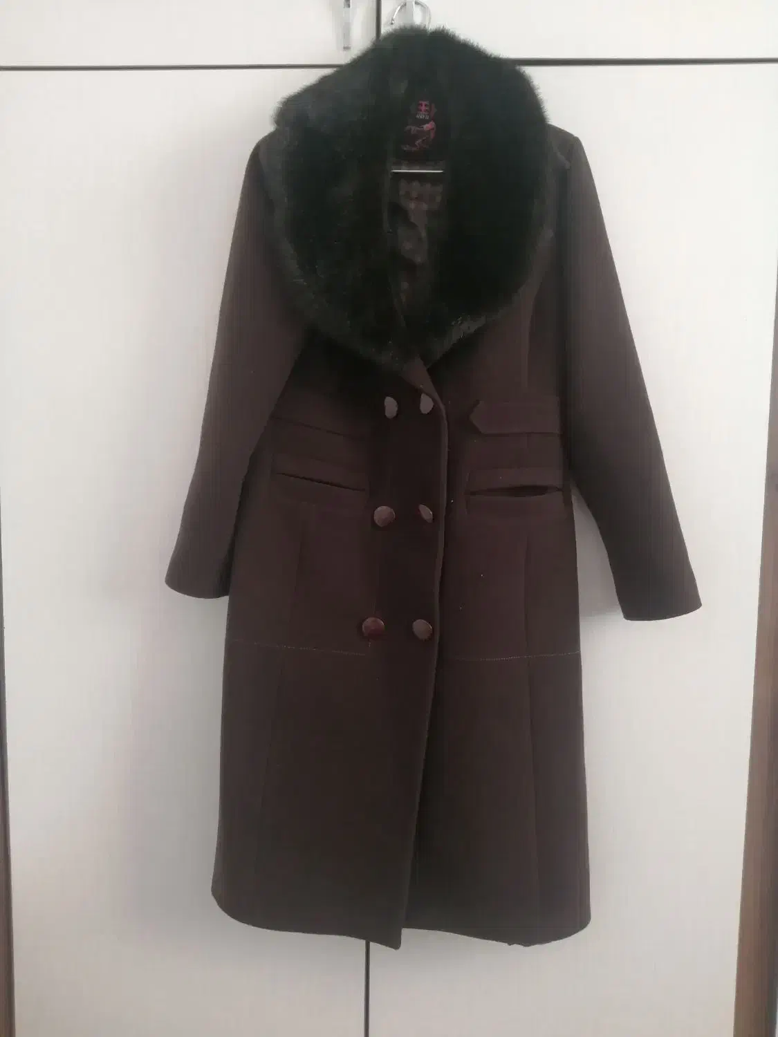 پالتو بلند|لباس|بروجن, |دیوار