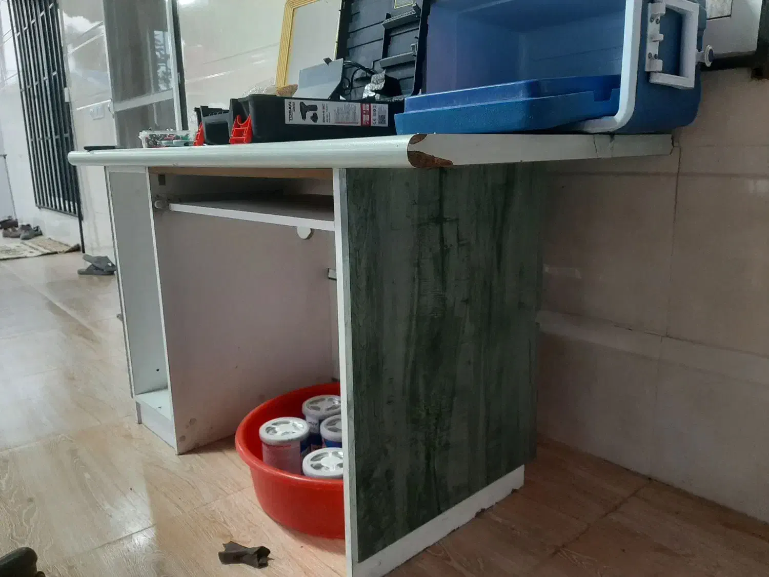 میز و صندلی چرخدار کامپیوتر و تحریر محکم و سنگین|میز تحریر و کامپیوتر|بندر انزلی, چهارفریضه|دیوار