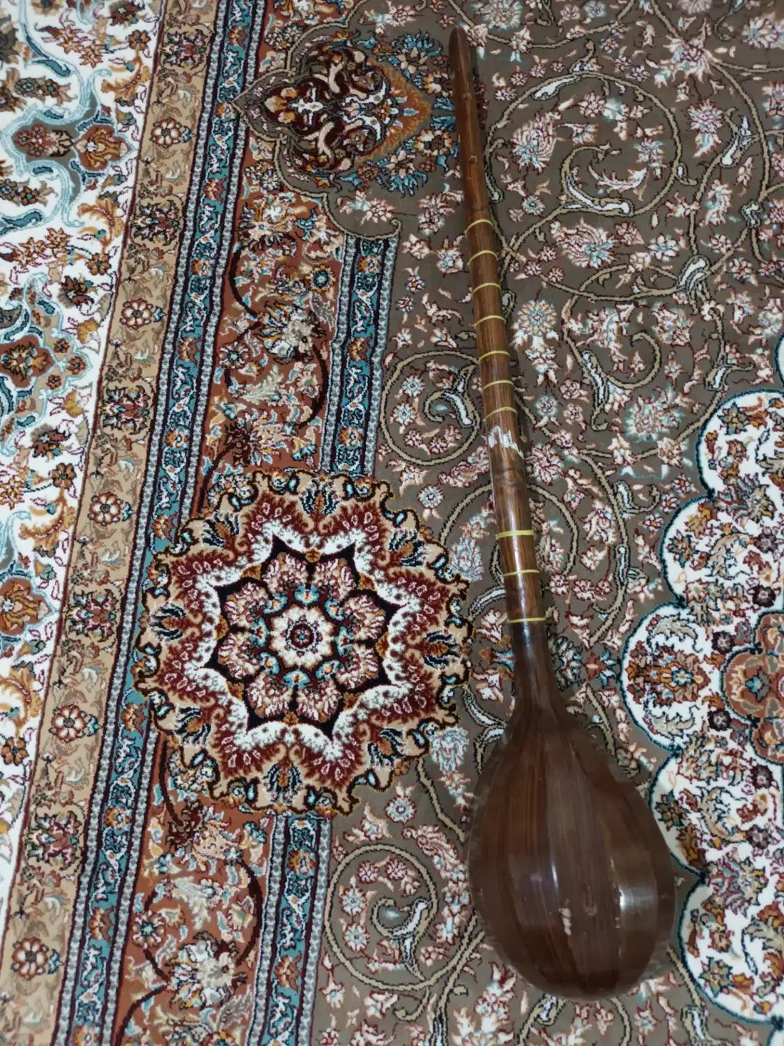 گیتار و سه تار|سازهای سنتی|بهارستان, |دیوار