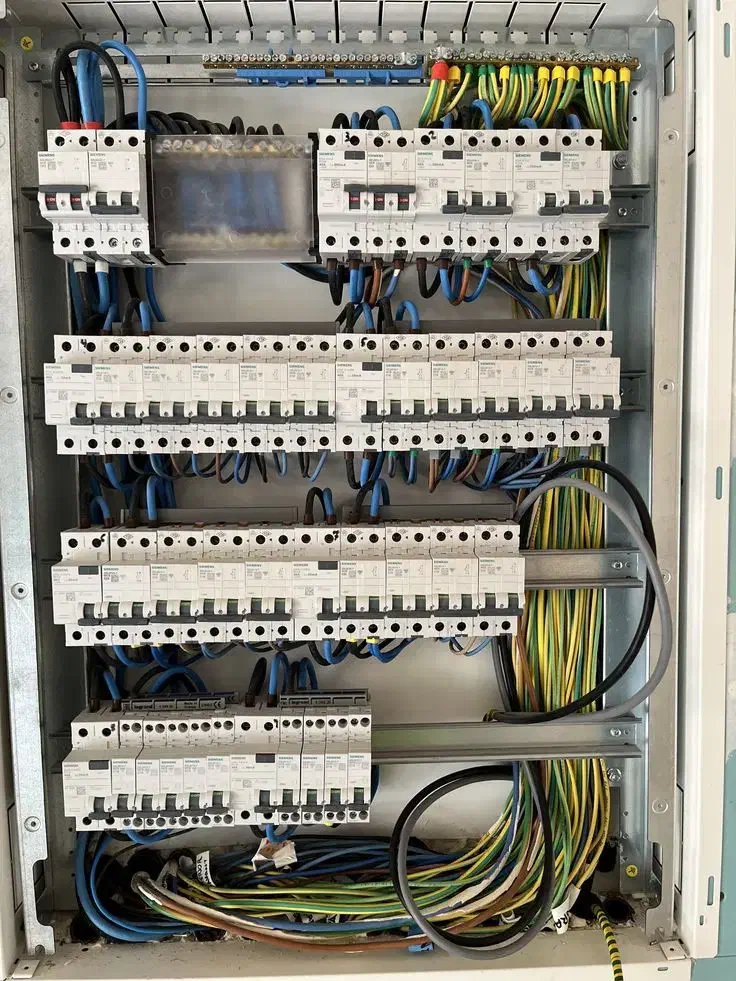 برق کاری/آیفن تصویری/لاینر/دوربین مداربسته/شبکه|خدمات پیشه و مهارت|رشت, گلسار|دیوار