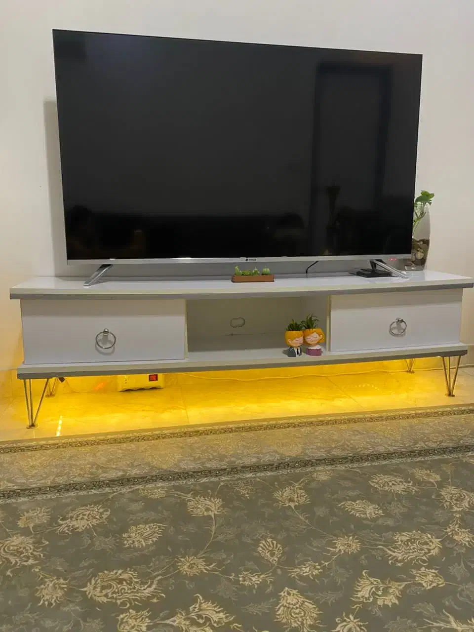 میز تلویزیون سفید تمیز وسالم|میز تلویزیون|رشت, پیرکلاچای|دیوار