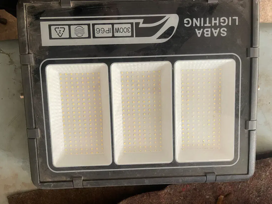 پرژکتور|لامپ و چراغ|ری, شهادت|دیوار