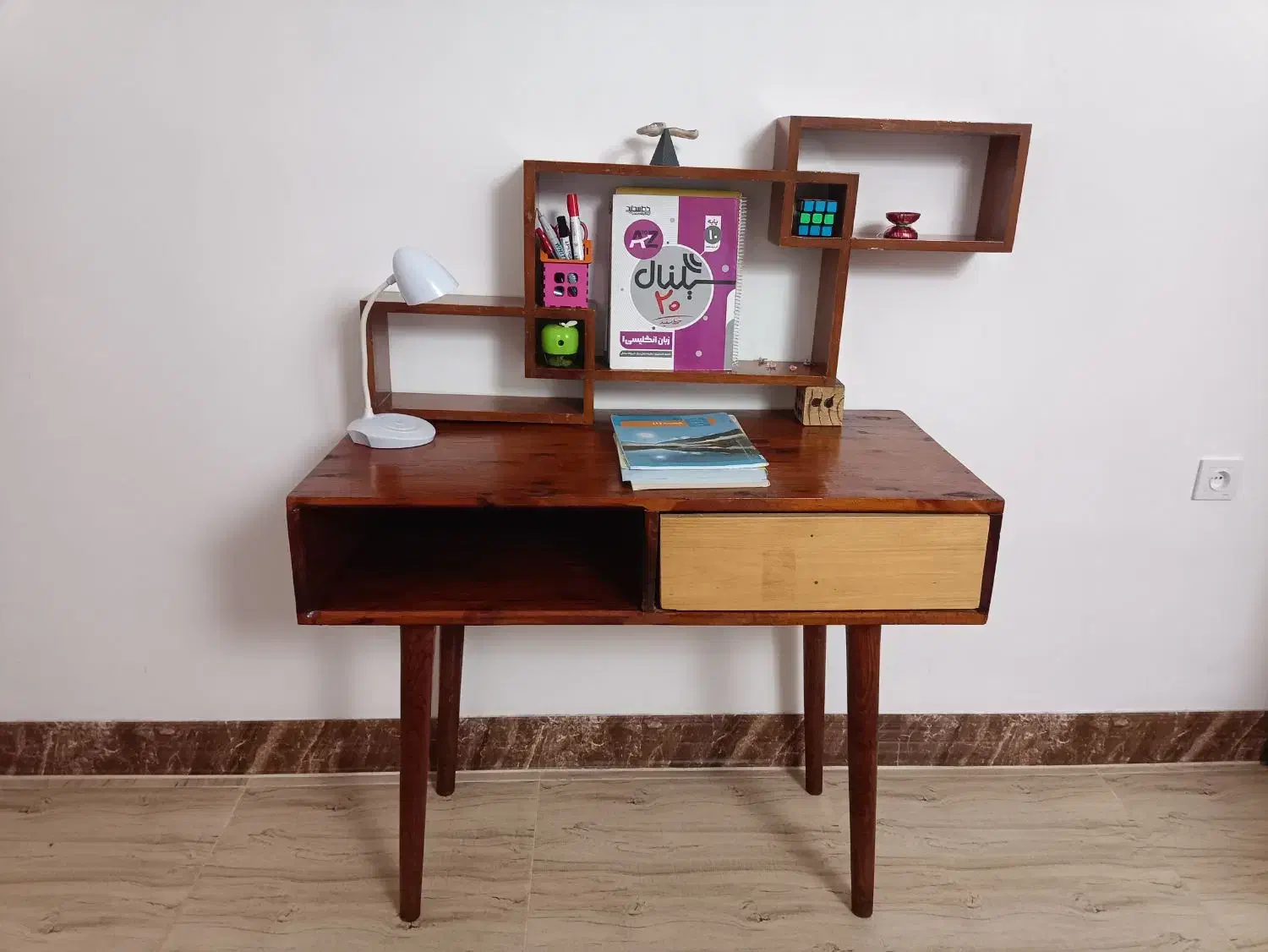 میز تحریر|میز تحریر و کامپیوتر|شیراز, چشمه سید صفری|دیوار