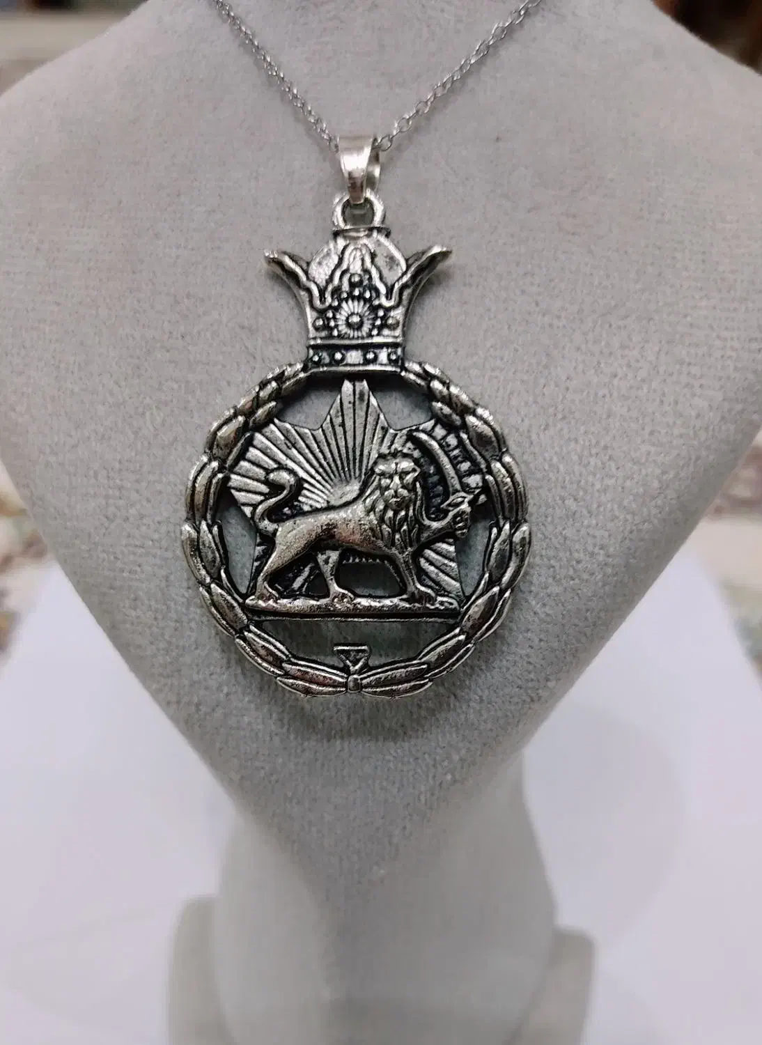 گردنبند پلاک های مردانه شیر وخورشید.فروهر.صلیب.خدا|بدلیجات|مشهد, تربیت (صدف)|دیوار