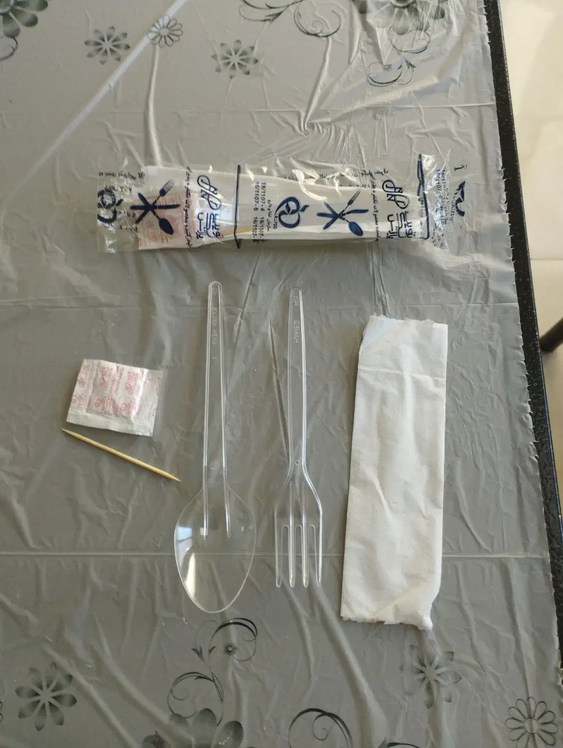 عرضه قاشق و چنگال|ظروف نگهدارنده، پلاستیکی، یک‌بارمصرف|احمدسرگوراب, |دیوار