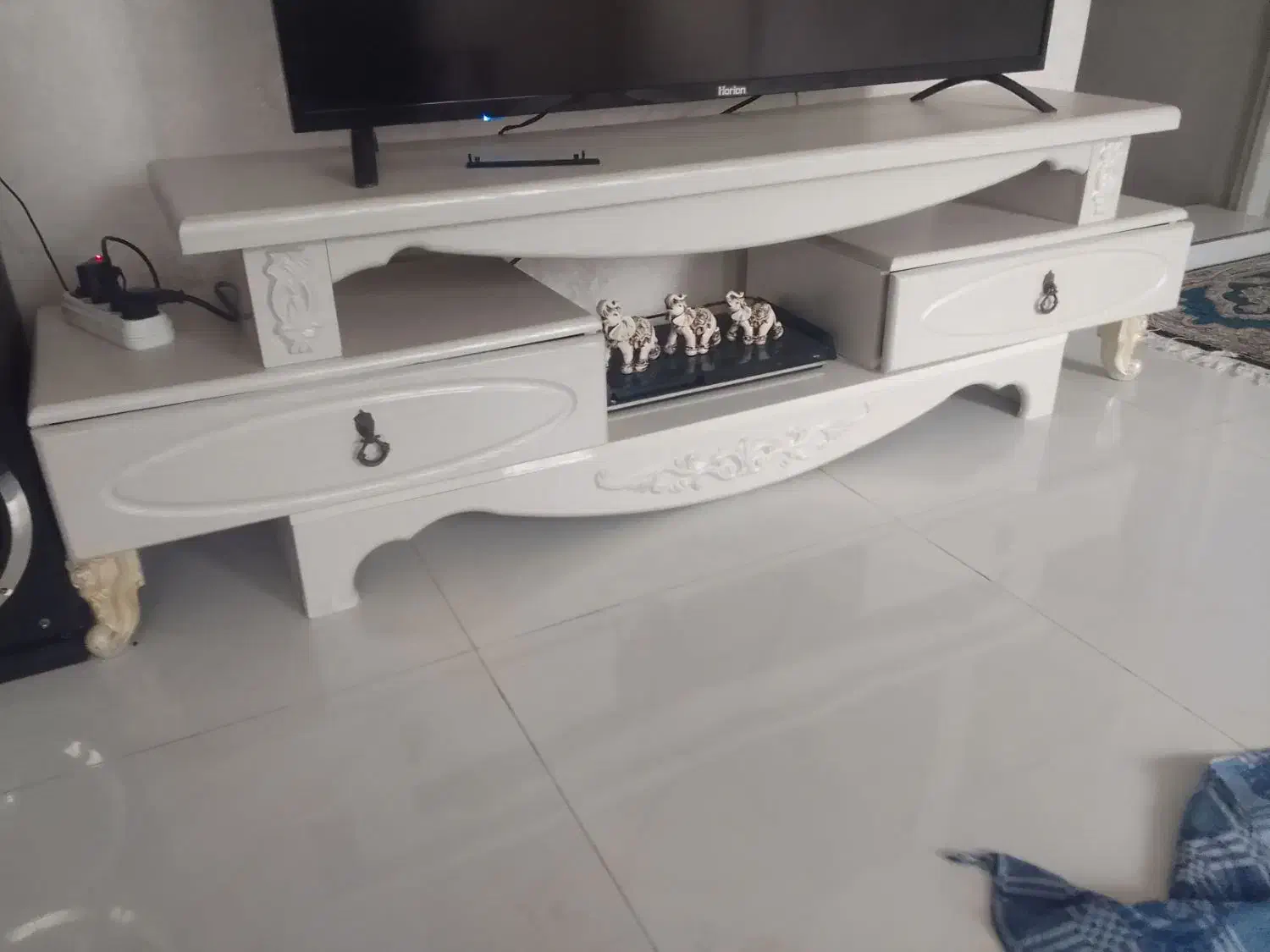 میزتلویزیون سالم وتمیز بدون خط خش و بدون لب پریدگی|میز تلویزیون|آستارا, |دیوار