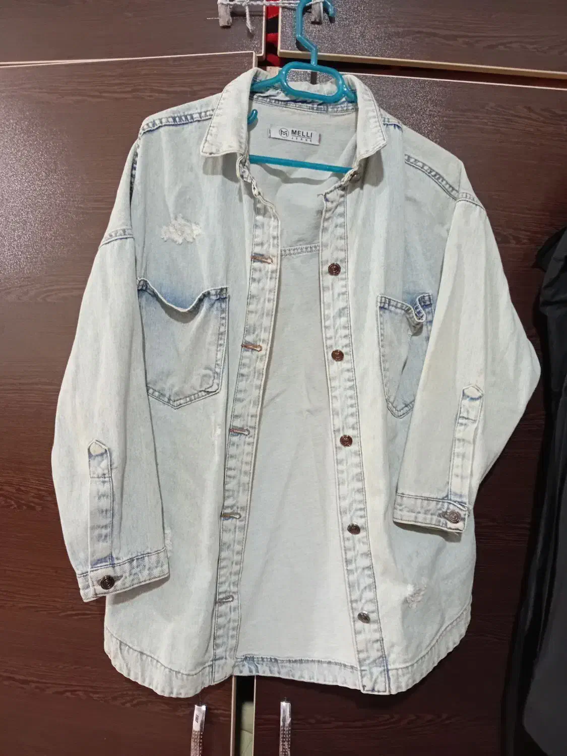 تعدادی لباس|لباس|رشت, توشیبا|دیوار