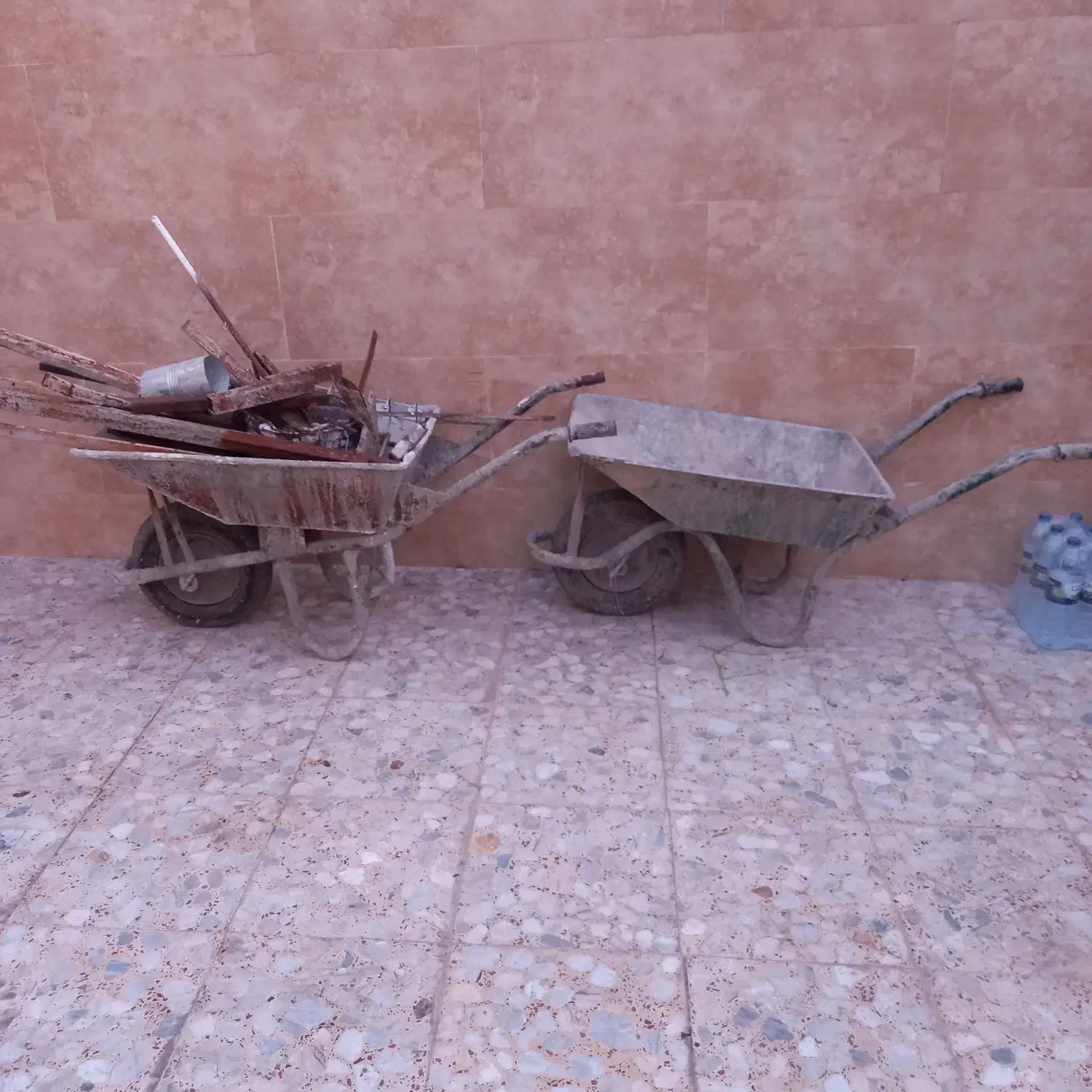 دو فرغون با سه بشکه زیرپایی و یک تخته زیرپایی|مصالح و تجهیزات ساختمان|بابلسر, |دیوار