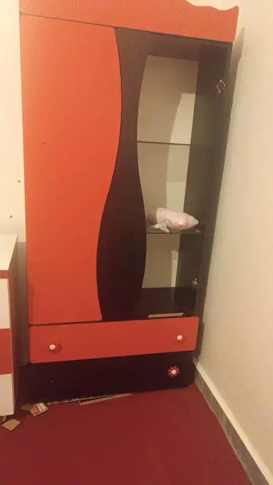 یک عدد میزتلوزیون چوبی ویک عددکمد لباس بچه|میز تلویزیون|اهر, |دیوار