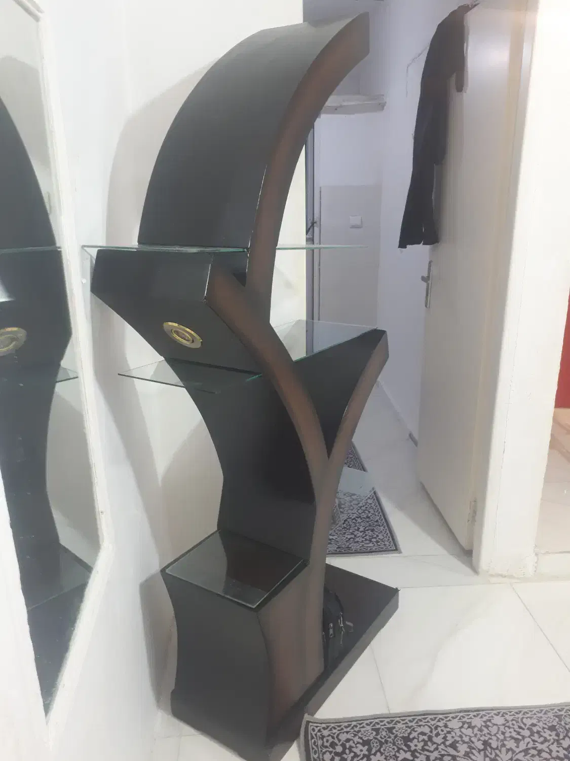 یک عدد استند دکوری|کتابخانه، شلف، قفسههای دیواری|بومهن, |دیوار