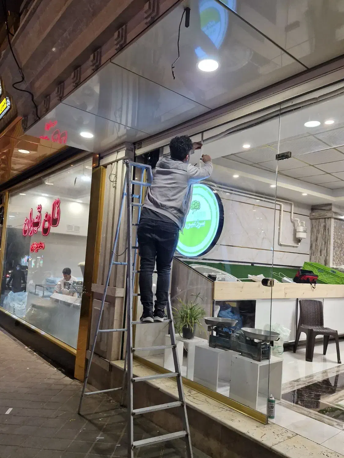 تعمیر تابلو چلنیوم و لایت باکس و نیون سیلیکونی|خدمات پیشه و مهارت|تبریز, |دیوار